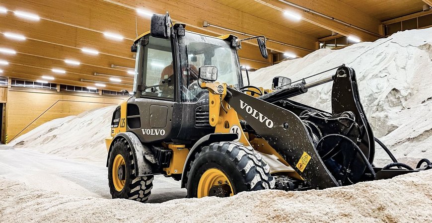 VOLVO L25 ELECTRIC GIVES WINTER THE COLD SHOULDER WITH ECO-FRIENDLY CITY CLEANING
